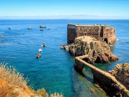 Fort built on a rocky base away from the island and connected to it through stone bridges. It is connected by land or sea by boats that transport people from the fishermen's port on the island. Peniche is in the background